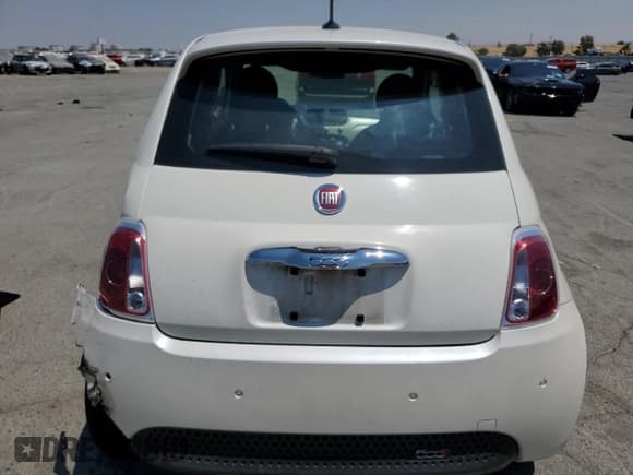✅ 2013 FIAT 500e • VIN: 3C3CFFGE3DT684345 • Lot: 64404195. Wystawiony na Copart z przebiegiem 10 685 mil. Bezpłatny archiwum sprzedaży aukcyjnych z USA i szczegółowy raport historii pojazdu na DreamBid. Zdjęcie 6.