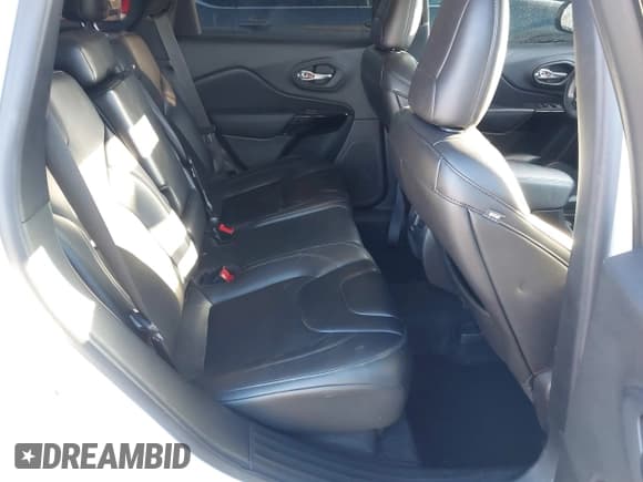 ✅ 2019 Jeep Cherokee Latitude Plus • VIN: 1C4PJMLB9KD489560 • Лот: 43700435. Опубликован ранее на IAAI с пробегом 169 162 миль. Бесплатный доступ к архиву аукционных продаж из США и подробный отчёт об истории автомобиля на DreamBid. Изображение 8.