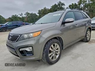 ✅ 2013 Kia Sorento SX • VIN: 5XYKW4A26DG356581 • Lot: 96114555. Wystawiony na Copart z przebiegiem 127 796 mil. Bezpłatny archiwum sprzedaży aukcyjnych z USA i szczegółowy raport historii pojazdu na DreamBid. Zdjęcie 1.