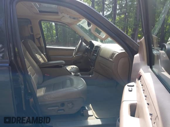 ✅ 2003 Ford Explorer • VIN: 1FMZU65K33UC42721 • Lot: 42485600. Wystawiony na IAAI z przebiegiem 196 235 mil. Bezpłatny archiwum sprzedaży aukcyjnych z USA i szczegółowy raport historii pojazdu na DreamBid. Zdjęcie 5.