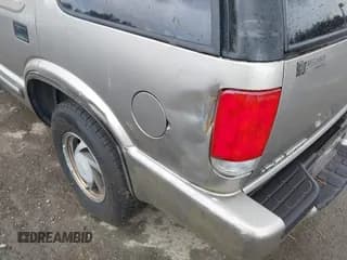 ✅ 2001 Chevrolet Blazer LT • VIN: 1GNDT13W71K243705 • Lot: 42304622. Wystawiony na IAAI z przebiegiem 200 135 mil. Bezpłatny archiwum sprzedaży aukcyjnych z USA i szczegółowy raport historii pojazdu na DreamBid. Zdjęcie 6.