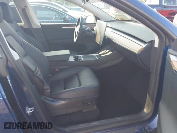 ✅ 2023 Tesla Model Y Long Range • VIN: 7SAYGDEE0PF671726 • Lot: 42393616. Wystawiony na IAAI z przebiegiem Nie podano. Bezpłatny archiwum sprzedaży aukcyjnych z USA i szczegółowy raport historii pojazdu na DreamBid. Zdjęcie 5.