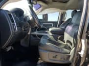 ✅ 2018 Ram 3500 Laramie • VIN: 3C63R3ML5JG164325 • Lot: 63039965. Wystawiony na Copart z przebiegiem 96 689 mil. Bezpłatny archiwum sprzedaży aukcyjnych z USA i szczegółowy raport historii pojazdu na DreamBid. Zdjęcie 7.