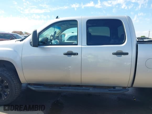 ✅ 2011 GMC Sierra 2500HD SLT • VIN: 1GT121CG0BF164295 • Лот: 43512394. Опубликован ранее на IAAI с пробегом 165 459 миль. Бесплатный доступ к архиву аукционных продаж из США и подробный отчёт об истории автомобиля на DreamBid. Изображение 14.