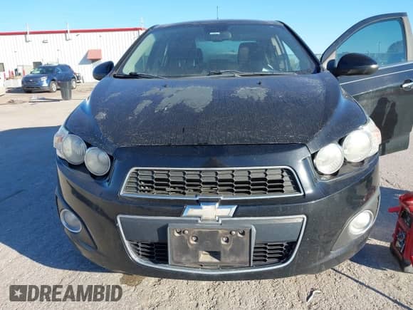 2012 Chevrolet Sonic LTZ z VIN 1G1JE5SHXC4102790, wystawiony jako IAAI lot #43554966 z przebiegiem 184 031 mil mil oraz . Historia ofert i sprzedaży dostępna na DreamBid. Obrazek 6.