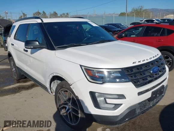 ✅ 2017 Ford Explorer Sport • VIN: 1FM5K8GT8HGE24250 • Lot: 43661057. Wystawiony na IAAI z przebiegiem 105 014 mil. Bezpłatny archiwum sprzedaży aukcyjnych z USA i szczegółowy raport historii pojazdu na DreamBid. Zdjęcie 1.