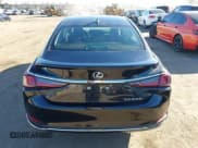 ✅ 2025 Lexus ES 300h • VIN: 58ADA1C19SU073926 • Lot: 43551675. Wystawiony na IAAI z przebiegiem 6 446 mil. Bezpłatny archiwum sprzedaży aukcyjnych z USA i szczegółowy raport historii pojazdu na DreamBid. Zdjęcie 17.