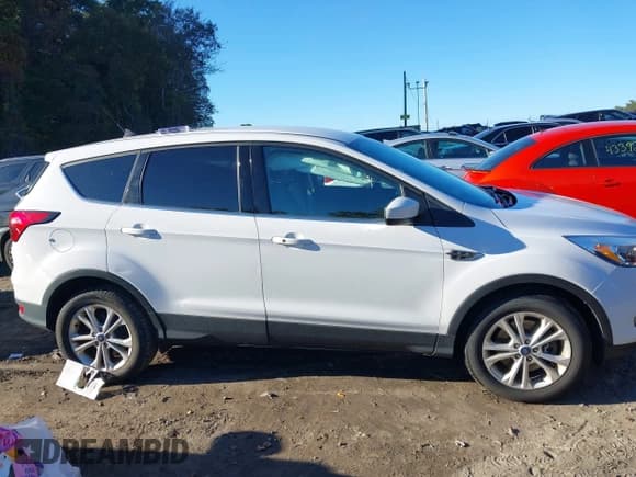 ✅ 2019 Ford Escape SE • VIN: 1FMCU9GD5KUA57039 • Lot: 43392020. Wystawiony na IAAI z przebiegiem 73 601 mil. Bezpłatny archiwum sprzedaży aukcyjnych z USA i szczegółowy raport historii pojazdu na DreamBid. Zdjęcie 13.