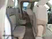 2011 Nissan Frontier SV z VIN 1N6AD0CU7BC435877, wystawiony jako Copart lot #57132265 z przebiegiem 141 862 mil mil oraz Czysty tytuł • Clean title. Historia ofert i sprzedaży dostępna na DreamBid. Obrazek 10.