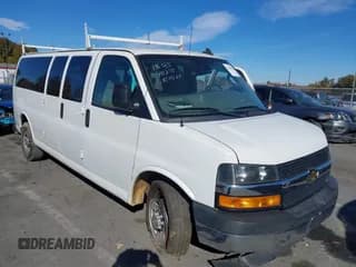 ✅ 2019 Chevrolet Express Passenger LT • VIN: 1GAZGPFG6K1196323 • Lot: 43568094. Wystawiony na IAAI z przebiegiem 186 709 mil. Bezpłatny archiwum sprzedaży aukcyjnych z USA i szczegółowy raport historii pojazdu na DreamBid. Zdjęcie 1.