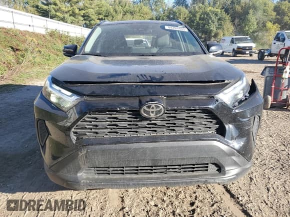 ✅ 2024 Toyota RAV4 XLE • VIN: 2T3W1RFV1RC253093 • Lot: 84203405. Wystawiony na Copart z przebiegiem 35 053 mil. Bezpłatny archiwum sprzedaży aukcyjnych z USA i szczegółowy raport historii pojazdu na DreamBid. Zdjęcie 5.