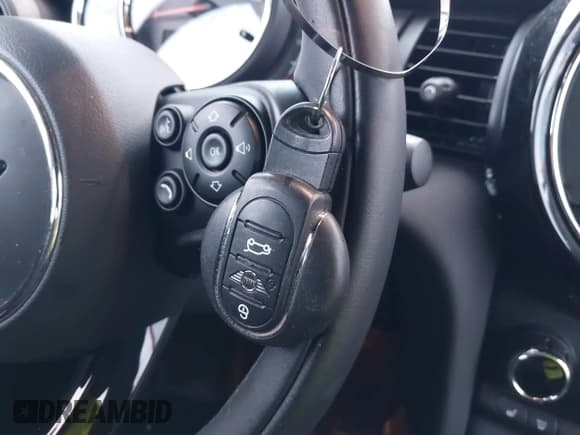 ✅ 2020 MINI Hardtop 4 Door Cooper • VIN: WMWXU7C07L2M08900 • Lot: 43640448. Wystawiony na IAAI z przebiegiem 12 944 mil. Bezpłatny archiwum sprzedaży aukcyjnych z USA i szczegółowy raport historii pojazdu na DreamBid. Zdjęcie 11.