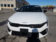 ✅ 2025 Kia K5 GT-Line • VIN: KNAG64J76S5295012 • Lot: 89866295. Wystawiony na Copart z przebiegiem 15 582 mil. Bezpłatny archiwum sprzedaży aukcyjnych z USA i szczegółowy raport historii pojazdu na DreamBid. Zdjęcie 13.