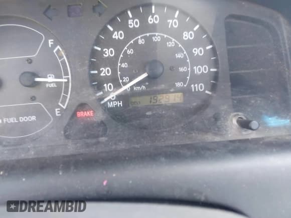 ✅ 2000 Toyota Corolla CE • VIN: 1NXBR12E0YZ414599 • Lot: 40203047. Wystawiony na IAAI z przebiegiem 192 914 mil. Bezpłatny archiwum sprzedaży aukcyjnych z USA i szczegółowy raport historii pojazdu na DreamBid. Zdjęcie 7.