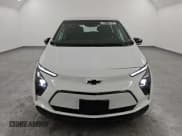 ✅ 2023 Chevrolet Bolt EV 1LT • VIN: 1G1FW6S08P4196189 • Lot: 84117684. Wystawiony na Copart z przebiegiem Nie podano. Bezpłatny archiwum sprzedaży aukcyjnych z USA i szczegółowy raport historii pojazdu na DreamBid. Zdjęcie 5.