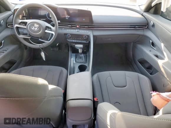 2024 Hyundai Elantra SEL z VIN KMHLM4DG5RU789814, wystawiony jako Copart lot #85278625 z przebiegiem 9 853 mil mil oraz Szkoda całkowita • Salvage title. Historia ofert i sprzedaży dostępna na DreamBid. Obrazek 8.