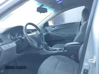 2014 Hyundai Sonata GLS z VIN 5NPEB4AC4EH878573, wystawiony jako IAAI lot #43487513 z przebiegiem 135 560 mil mil oraz . Historia ofert i sprzedaży dostępna na DreamBid. Obrazek 5.