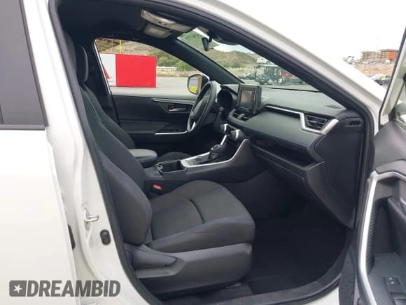 ✅ 2022 Toyota RAV4 Hybrid SE • VIN: JTM16RFV3NJ015958 • Лот: 43667971. Опубликован ранее на IAAI с пробегом 28 551 миль. Бесплатный доступ к архиву аукционных продаж из США и подробный отчёт об истории автомобиля на DreamBid. Изображение 5.