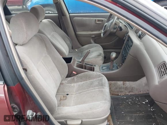 ✅ 2000 Toyota Camry LE • VIN: 4T1BG22K5YU672652 • Lot: 43892697. Wystawiony na IAAI z przebiegiem 257 447 mil. Bezpłatny archiwum sprzedaży aukcyjnych z USA i szczegółowy raport historii pojazdu na DreamBid. Zdjęcie 5.