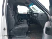 ✅ 2002 Chevrolet Silverado 2500HD LS • VIN: 1GCHK24U42E128110 • Lot: 43836246. Wystawiony na IAAI z przebiegiem Nie podano. Bezpłatny archiwum sprzedaży aukcyjnych z USA i szczegółowy raport historii pojazdu na DreamBid. Zdjęcie 5.