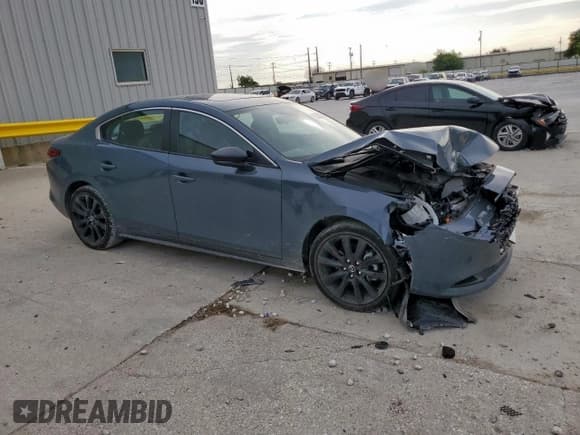 ✅ 2024 Mazda 3 S Carbon Edition • VIN: 3MZBPBCM0RM411159 • Лот: 63127795. Опубликован ранее на Copart с пробегом 35 318 миль. Бесплатный доступ к архиву аукционных продаж из США и подробный отчёт об истории автомобиля на DreamBid. Изображение 4.