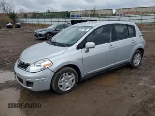 ✅ 2011 Nissan Versa S • VIN: 3N1BC1CP2BL455598 • Lot: 92475005. Wystawiony na Copart z przebiegiem 74 860 mil. Bezpłatny archiwum sprzedaży aukcyjnych z USA i szczegółowy raport historii pojazdu na DreamBid. Zdjęcie 1.