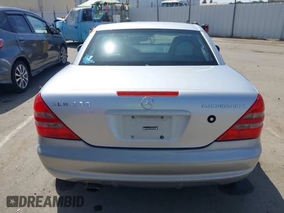 ✅ 1999 Mercedes-Benz SLK 230/320 • VIN: WDBKK47F0XF134176 • Lot: 42262277. Listed on IAAI with 189,170 mi. Free auction sales archive from the USA and detailed vehicle history report at DreamBid. Image 16.
