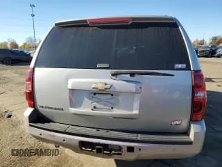 ✅ 2007 Chevrolet Suburban LTZ • VIN: 3GNFK16397G116600 • Lot: 76319184. Wystawiony na Copart z przebiegiem 222 105 mil. Bezpłatny archiwum sprzedaży aukcyjnych z USA i szczegółowy raport historii pojazdu na DreamBid. Zdjęcie 6.