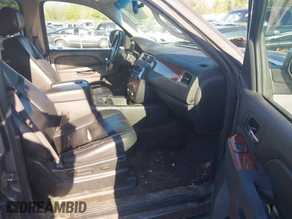 2014 Chevrolet Suburban LT z VIN 1GNSKJE76ER214080, wystawiony jako IAAI lot #42766041 z przebiegiem 204 832 mil mil oraz . Historia ofert i sprzedaży dostępna na DreamBid. Obrazek 5.