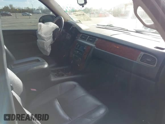 ✅ 2013 Chevrolet Tahoe LT • VIN: 1GNSCBE01DR281366 • Lot: 38195395. Wystawiony na IAAI z przebiegiem 135 322 mil. Bezpłatny archiwum sprzedaży aukcyjnych z USA i szczegółowy raport historii pojazdu na DreamBid. Zdjęcie 5.