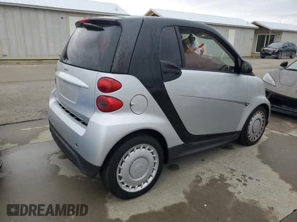 ✅ 2015 Smart fortwo Passion • VIN: WMEEJ3BA8FK801168 • Lot: 74599144. Wystawiony na Copart z przebiegiem Nie podano. Bezpłatny archiwum sprzedaży aukcyjnych z USA i szczegółowy raport historii pojazdu na DreamBid. Zdjęcie 3.