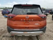 ✅ 2022 Nissan Rogue Platinum • VIN: JN8BT3DC1NW117231 • Lot: 49892985. Wystawiony na Copart z przebiegiem 70 185 mil. Bezpłatny archiwum sprzedaży aukcyjnych z USA i szczegółowy raport historii pojazdu na DreamBid. Zdjęcie 6.