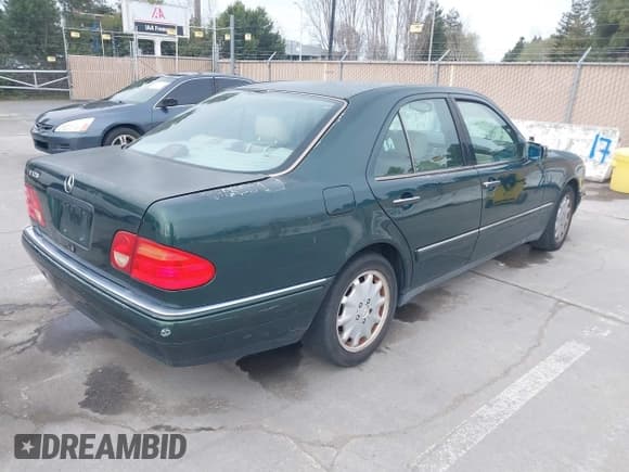 ✅ 1997 Mercedes-Benz E 320 • VIN: WDBJF55F3VJ034009 • Lot: 41710225. Wystawiony na IAAI z przebiegiem 239 673 mil. Bezpłatny archiwum sprzedaży aukcyjnych z USA i szczegółowy raport historii pojazdu na DreamBid. Zdjęcie 4.