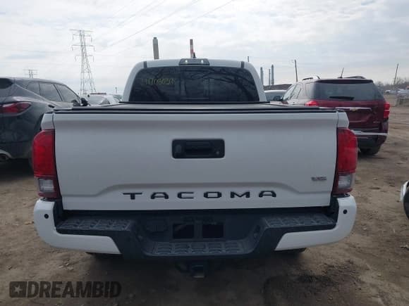 ✅ 2018 Toyota Tacoma SR5 • VIN: 3TMDZ5BN9JM051105 • Lot: 41708034. Wystawiony na IAAI z przebiegiem 98 000 mil. Bezpłatny archiwum sprzedaży aukcyjnych z USA i szczegółowy raport historii pojazdu na DreamBid. Zdjęcie 16.