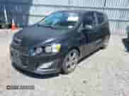 ✅ 2013 Chevrolet Sonic RS • VIN: 1G1JG6SB2D4223228 • Lot: 42941851. Wystawiony na IAAI z przebiegiem 120 433 mil mil. Skorzystaj z bezpłatnego archiwum sprzedaży aukcyjnych z USA i zobacz szczegółowy raport historii pojazdu na DreamBid. Zdjęcie 2.