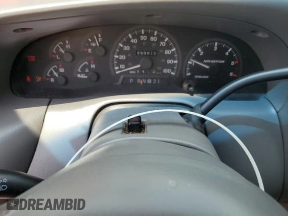 ✅ 1998 Lincoln Navigator • VIN: 5LMPU28L8WLJ44974 • Lot: 66321355. Wystawiony na Copart z przebiegiem 250 612 mil. Bezpłatny archiwum sprzedaży aukcyjnych z USA i szczegółowy raport historii pojazdu na DreamBid. Zdjęcie 9.