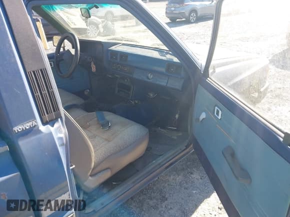 ✅ 1986 Toyota Pickup • VIN: JT4RN50R3G0185496 • Lot: 43745184. Wystawiony na IAAI z przebiegiem 329 512 mil. Bezpłatny archiwum sprzedaży aukcyjnych z USA i szczegółowy raport historii pojazdu na DreamBid. Zdjęcie 5.