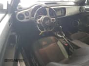 ✅ 2014 Volkswagen Beetle 2.5L • VIN: 3VWJX7ATXEM614430 • Lot: 92179165. Wystawiony na Copart z przebiegiem 169 965 mil. Bezpłatny archiwum sprzedaży aukcyjnych z USA i szczegółowy raport historii pojazdu na DreamBid. Zdjęcie 8.