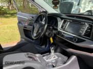 ✅ 2019 Toyota Highlander LE • VIN: 5TDZZRFH8KS339569 • Лот: 93979965. Опубликован ранее на Copart с пробегом 108 222 миль. Бесплатный доступ к архиву аукционных продаж из США и подробный отчёт об истории автомобиля на DreamBid. Изображение 9.