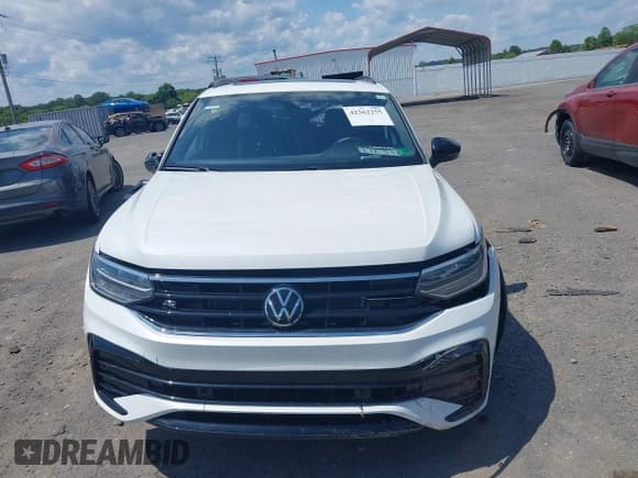 ✅ 2024 Volkswagen Tiguan SE R-Line Black • VIN: 3VV8B7AX6RM058451 • Lot: 42562255. Wystawiony na IAAI z przebiegiem 14 890 mil. Bezpłatny archiwum sprzedaży aukcyjnych z USA i szczegółowy raport historii pojazdu na DreamBid. Zdjęcie 11.