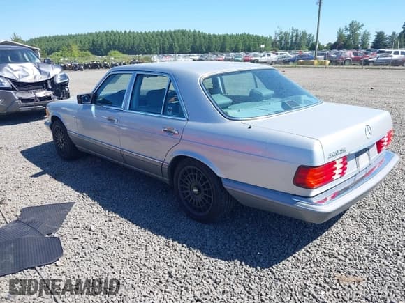 ✅ 1988 Mercedes-Benz 300 SE • VIN: WDBCA24D8JA414513 • Lot: 42327448. Wystawiony na IAAI z przebiegiem 156 228 mil. Bezpłatny archiwum sprzedaży aukcyjnych z USA i szczegółowy raport historii pojazdu na DreamBid. Zdjęcie 3.
