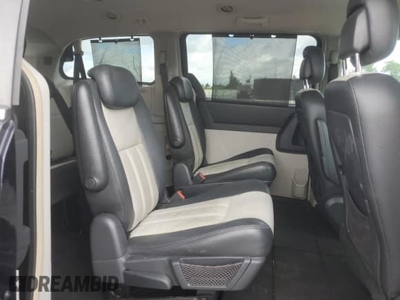 ✅ 2010 Chrysler Town & Country Touring Plus • VIN: 2A4RR8D18AR442802 • Lot: 89899685. Wystawiony na Copart z przebiegiem 149 651 mil. Bezpłatny archiwum sprzedaży aukcyjnych z USA i szczegółowy raport historii pojazdu na DreamBid. Zdjęcie 11.