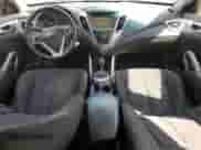 2014 Hyundai Veloster z VIN KMHTC6AD5EU216494, wystawiony jako Copart lot #71566224 z przebiegiem 87 961 mil mil oraz Szkoda całkowita • Salvage title. Historia ofert i sprzedaży dostępna na DreamBid. Obrazek 8.