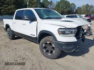2020 Ram 1500 Rebel z VIN 1C6SRFLT7LN195486, wystawiony jako IAAI lot #43499888 z przebiegiem 161 678 mil mil oraz . Historia ofert i sprzedaży dostępna na DreamBid. Obrazek 1.