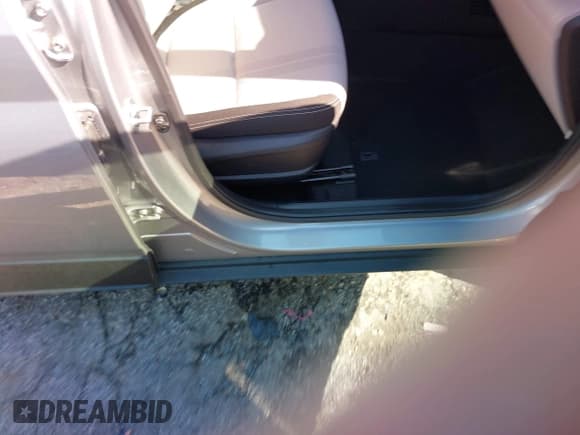 ✅ 2024 Hyundai Venue SEL • VIN: KMHRC8A30RU317543 • Lot: 41978170. Listed on IAAI with 10,372 mi. Free auction sales archive from the USA and detailed vehicle history report at DreamBid. Image 5.