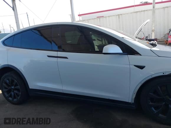 ✅ 2022 Tesla Model X • VIN: 7SAXCBE57NF337329 • Lot: 42294247. Wystawiony na IAAI z przebiegiem 52 994 mil. Bezpłatny archiwum sprzedaży aukcyjnych z USA i szczegółowy raport historii pojazdu na DreamBid. Zdjęcie 14.