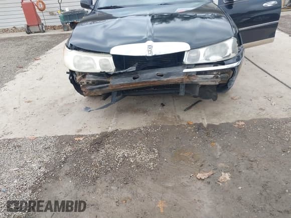 ✅ 2001 Lincoln Town Car Signature • VIN: 1LNHM82W91Y658583 • Lot: 43680843. Wystawiony na IAAI z przebiegiem 98 445 mil. Bezpłatny archiwum sprzedaży aukcyjnych z USA i szczegółowy raport historii pojazdu na DreamBid. Zdjęcie 6.