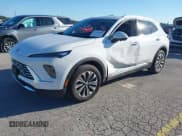 ✅ 2025 Buick Envision Preferred • VIN: LRBFZKE48SD079953 • Lot: 43431696. Wystawiony na IAAI z przebiegiem 6 276 mil. Bezpłatny archiwum sprzedaży aukcyjnych z USA i szczegółowy raport historii pojazdu na DreamBid. Zdjęcie 2.