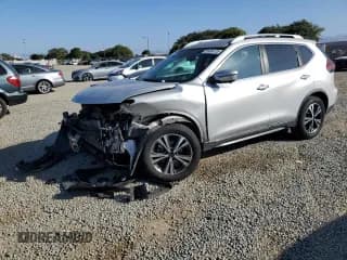 ✅ 2018 Nissan Rogue S • VIN: 5N1AT2MT0JC738517 • Lot: 91454125. Wystawiony na Copart z przebiegiem 56 640 mil. Bezpłatny archiwum sprzedaży aukcyjnych z USA i szczegółowy raport historii pojazdu na DreamBid. Zdjęcie 1.