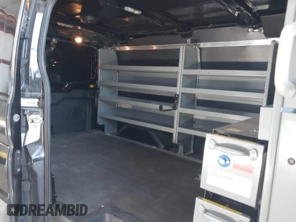 ✅ 2016 Ford Transit Cargo • VIN: 1FTYE1YM0GKB54319 • Lot: 42268855. Wystawiony na IAAI z przebiegiem 138 032 mil. Bezpłatny archiwum sprzedaży aukcyjnych z USA i szczegółowy raport historii pojazdu na DreamBid. Zdjęcie 8.